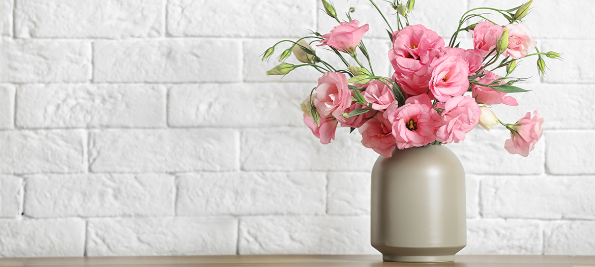 Everything depends on the vase: Creative flower arrangements for your home