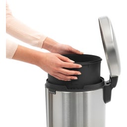 NewIcon - Pattumiera a Pedale 12 L con Inserto in Plastica - Matt Steel Fingerprint Proof