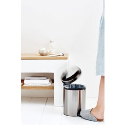 NewIcon - Pattumiera a Pedale 5 L con Inserto in Plastica - Matt Steel Fingerprint Proof