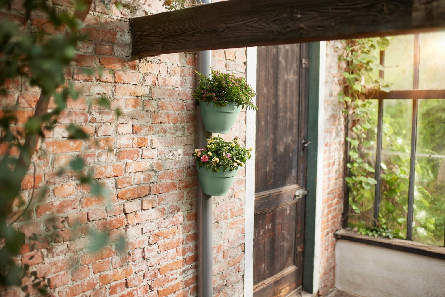 elho vibia campana Downspout Planter - 22 cm - Pistachio green