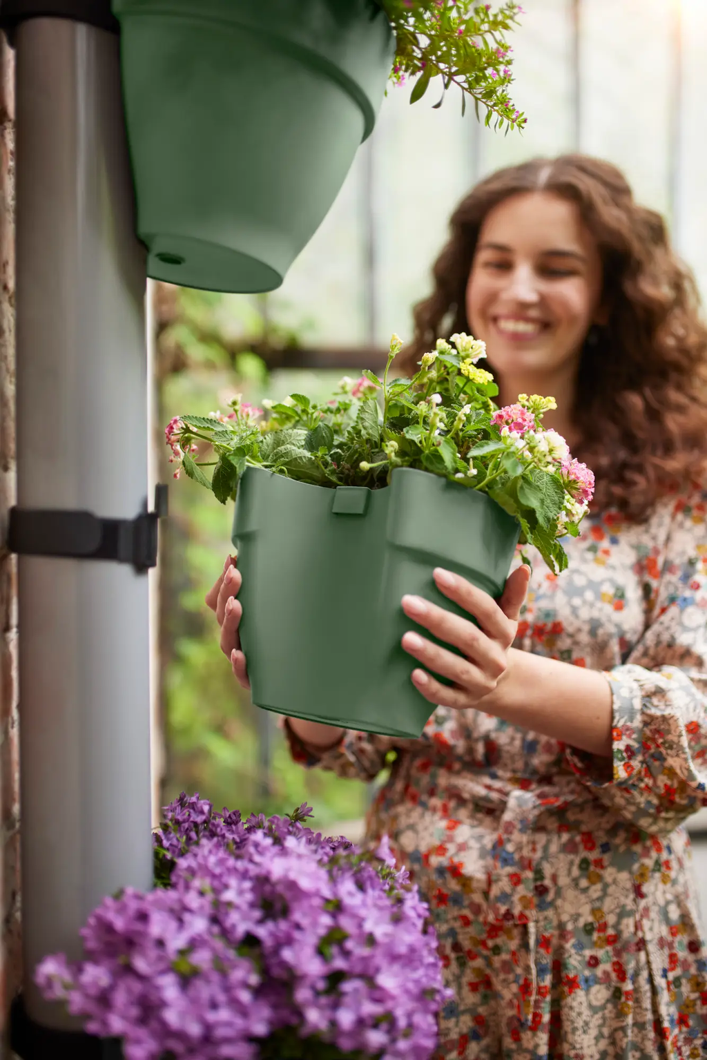 elho vibia campana Downspout Planter - 22 cm - Pistachio green