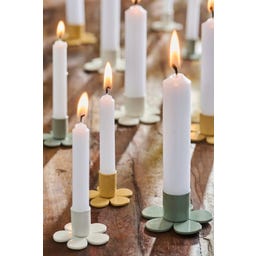 Svečnik v obliki cveta za sveče premera 2,2 cm - bež