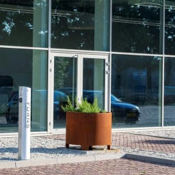 Pflanzgefäß Circum aus Cortenstahl - mit Füßen