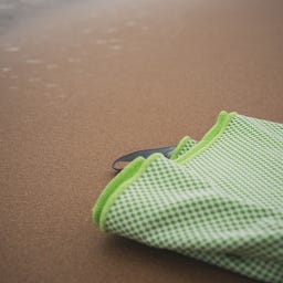 Potovalna brisača z bambusovimi vlakni iz aktivnega oglja, 80 x 40 cm - zelena