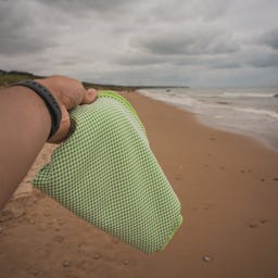 Potovalna brisača z bambusovimi vlakni iz aktivnega oglja, 80 x 40 cm - zelena