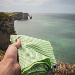 Potovalna brisača z bambusovimi vlakni iz aktivnega oglja, 80 x 40 cm - zelena