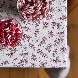 Classic Textiles of Sweden Tischdecke Flora 140 x 250 cm - white/dark red