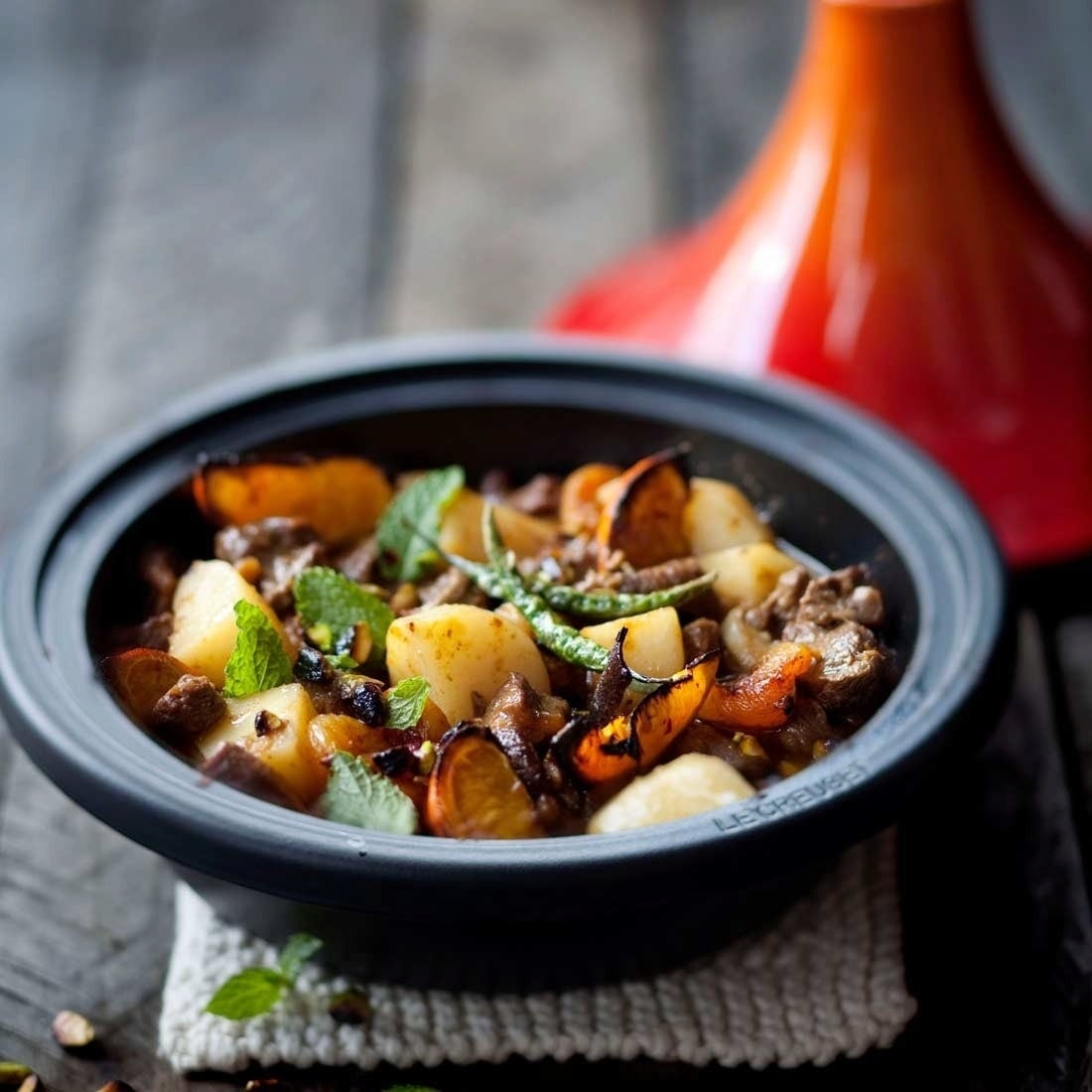 Le Creuset Tagine Cerise en Fonte Émaillée Interismo.fr